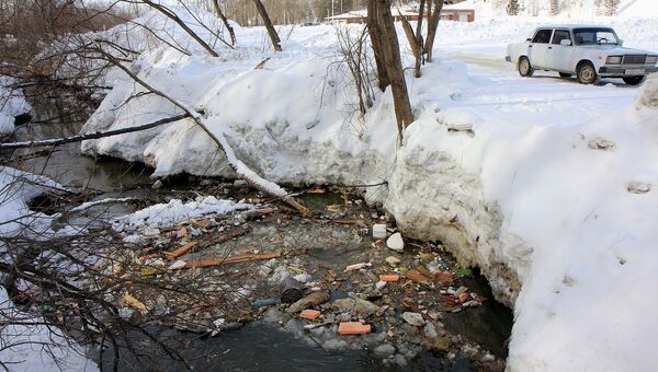 Мусор от сброса снега в реку в Новосибирске. Архивное фото