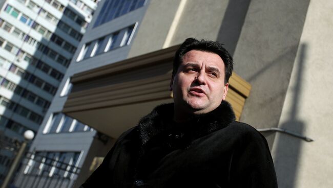 Олег Михеев около здания Следственного комитета России. Архивное фото