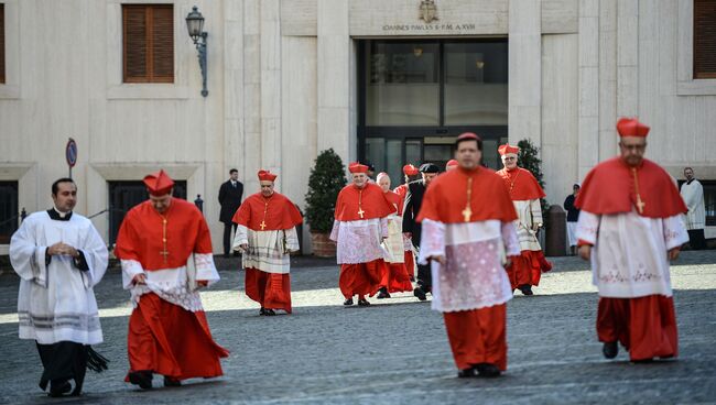 Кардиналы перед началом торжественной мессы в Соборе св. Петра в Ватикане