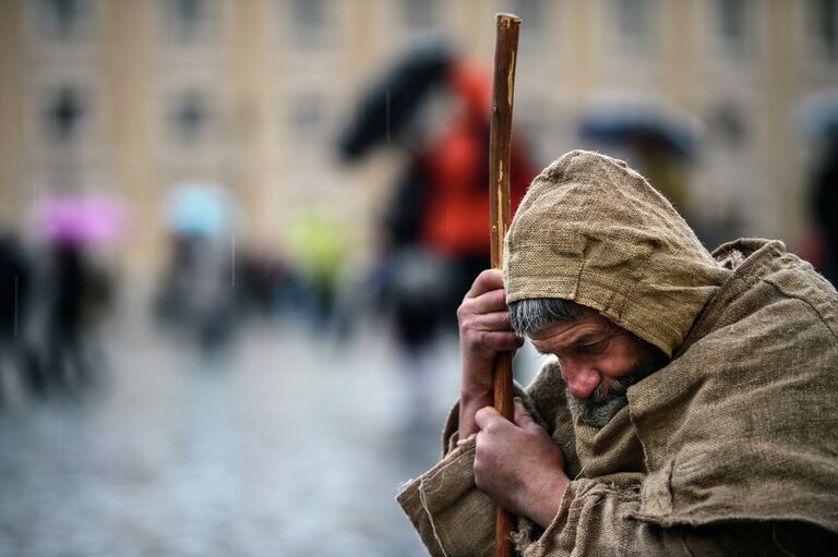 Паломник молится на площади Святого Петра во время голосования конклава кардиналов в Ватикане