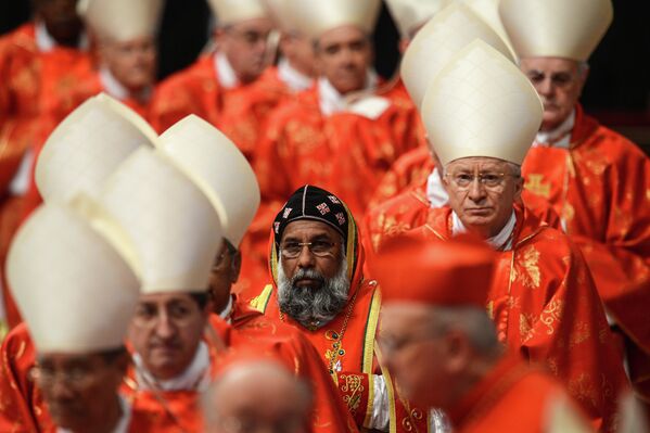 Кардинал, архиепископ Тривандрума Базелиос Клеемис Тоттункал (в центре) во время торжественной мессы Об избираемом Папе Римском в Ватикане