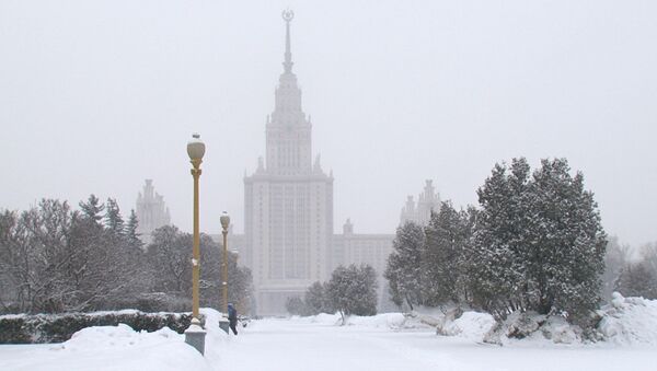 Сильный мартовский снегопад заметает парки и улицы столицы