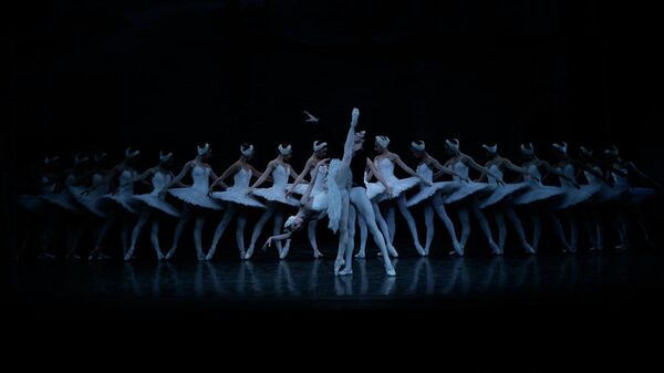 Сцена из балета Лебединое озеро. Архивное фото.