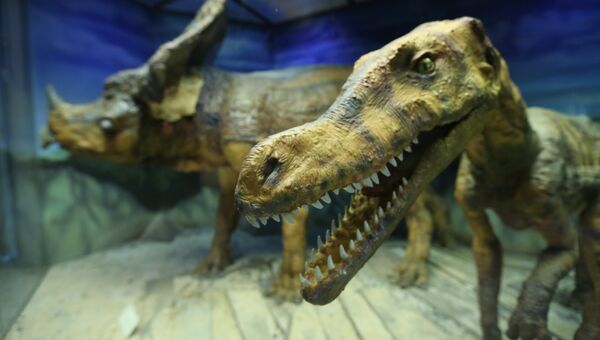 Движущиеся модели динозавров, мимо которых просто невозможно пройти, не остановившись