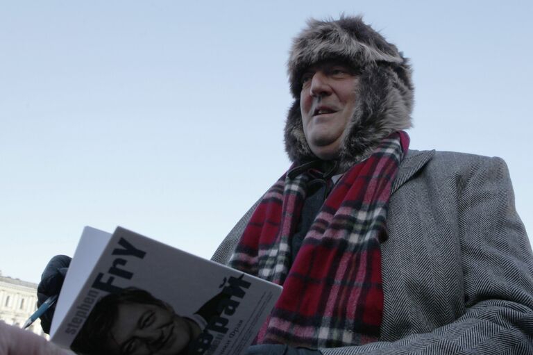 Стивен Фрай прибыл с визитом в Санкт-Петербург Стивен Фрай прибыл с визитом в Санкт-Петербург