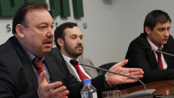 Бывший депутат Госдумы Геннадий Гудков и депутаты Госдумы Илья Пономарев и Дмитрий Гудков (слева направо)