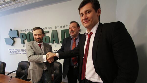 Бывший депутат Госдумы Геннадий Гудков (в центре) и депутаты Госдумы Дмитрий Гудков (справа) и Илья Пономарев