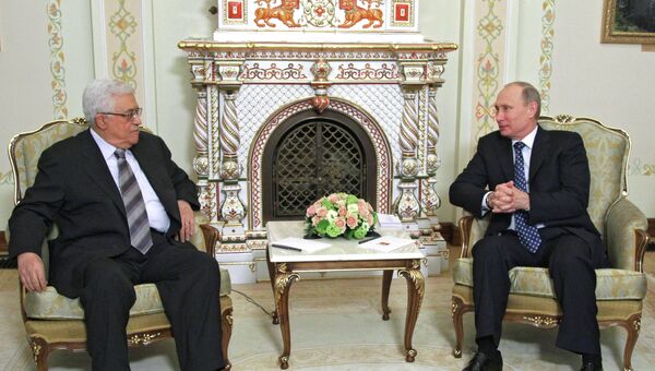 Президент России Владимир Путин (справа) и президент Палестины Махмуд Аббас. Архивное фото