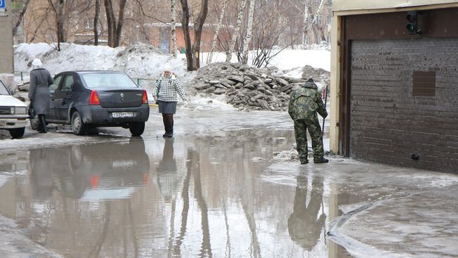 Лужи во дворе Новосибирска