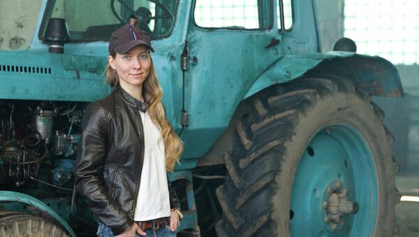 Первая женщина-тракторист, участвующая в гонках Бизон-Трек-Шоу Ольга Стебихова из Псковской области