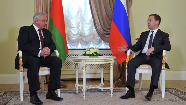 Дмитрий Медведев и Михаил Мясникович, архивное фото.