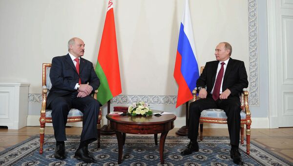 Президент РФ Владимир Путин (справа) и президент Республики Белоруссия Александр Лукашенко