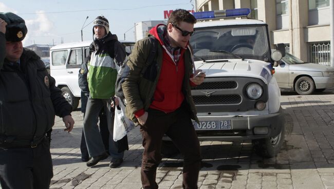 Д.Алешковского доставили в Московский районный суд Петербурга