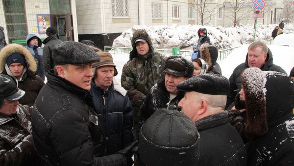 Руководитель ГУ ИС Митино Виталий Чаликов приезжает спорить с жителями Митино каждый день