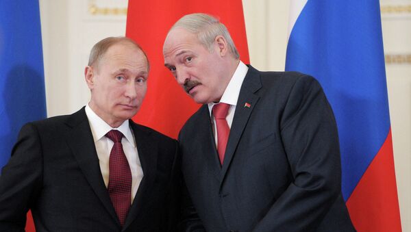 Президент РФ Владимир Путин (слева) и президент Республики Белоруссия Александр Лукашенко. Архивное фото