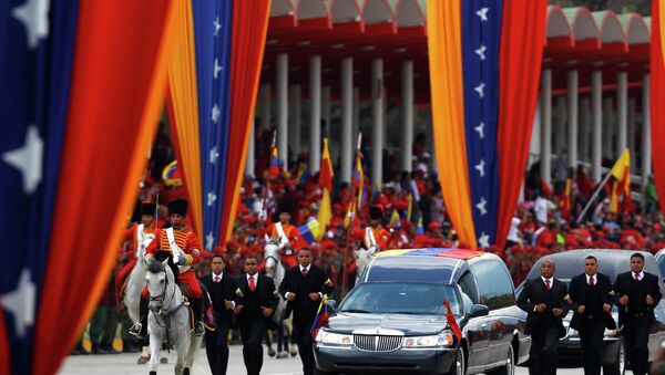 Гроб с телом Чавеса перевозят в Музей революции в Каракасе