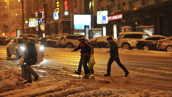 Прохожие переходят улицу в Москве. Архивное фото