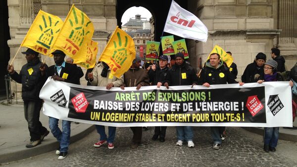 Демонстрация в поддержку нелегальных мигрантов в Париже
