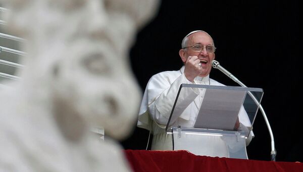 Папа Римский Франциск читает проповедь Angelus