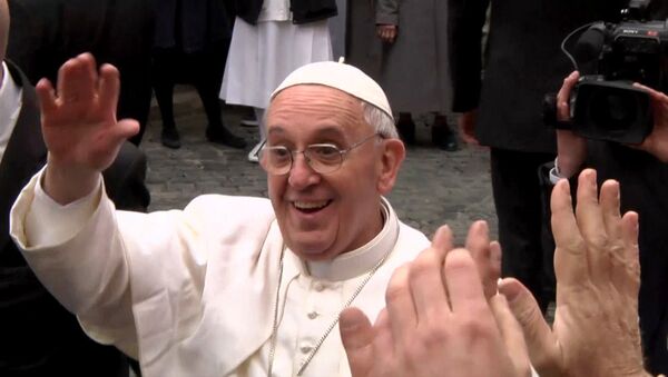 Папа Франциск перед первой проповедью вышел к прихожанам и пожал им руки