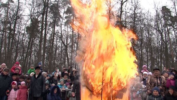 Москвичи мастерили кукол-веснянок и сжигали чучело Масленицы в Филях
