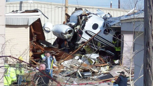 Фрагменты самолета Beechcraft Premiere 1, упавшего на жилые дома в штате Индиана, США