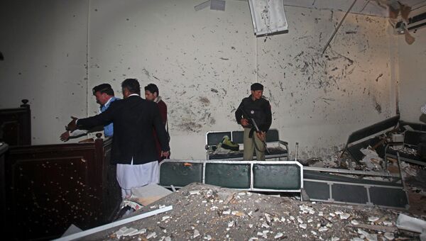 Последствия нападения боевиков на здание суда в пакистанском городе Пешавар