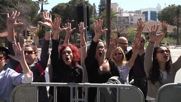Киприоты написали на ладонях НЕТ, выступая против налога на вклады