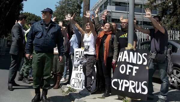 Массовая акция протеста у президентского дворца в Никосии, Кипр