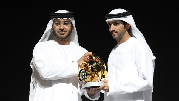 Наследный принц Дубая Хамдан бен Мухаммед бен Рашед Аль Мактум вручает премию обладателю Гран-при Международной фотопремии HIPA Усаме аль-Зубейди