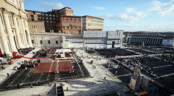 Подготовка площади Святого Петра к церемонии интронизации Папы Римского Франциска в Ватикане