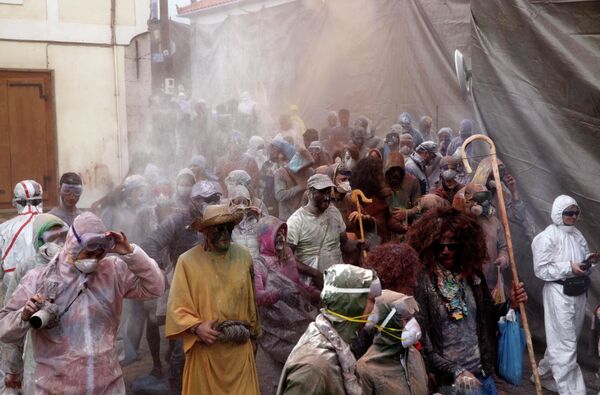 Гуляки во время празднования Чистого понедельника в городе Галаксиди, Греция