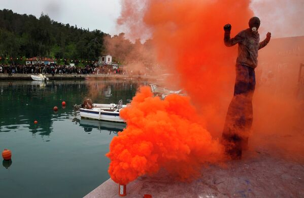 Гуляки устраивают мучные войны во время празднования Чистого понедельника в городе Галаксиди, Греция
