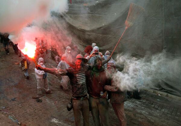 Гуляки устраивают мучные войны во время празднования Чистого понедельника в городе Галаксиди, Греция