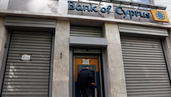 Мужчина у центрального банка Кипра. Архив