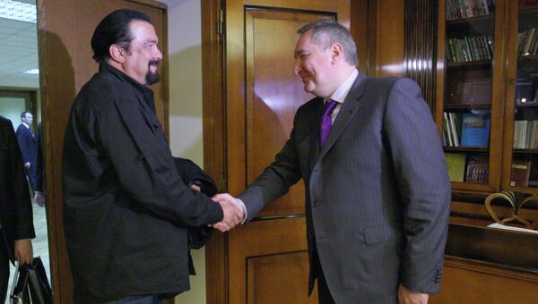 Вице-премьер РФ Дмитрий Рогозин с американским актером Стивеном Сигалом