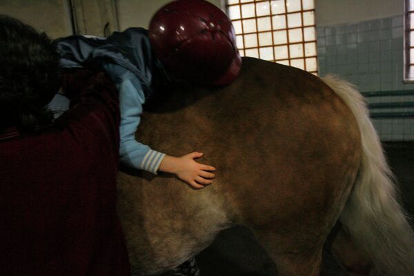Занятия иппотерапией для детей в Московском конно-спортивном клубе инвалидов