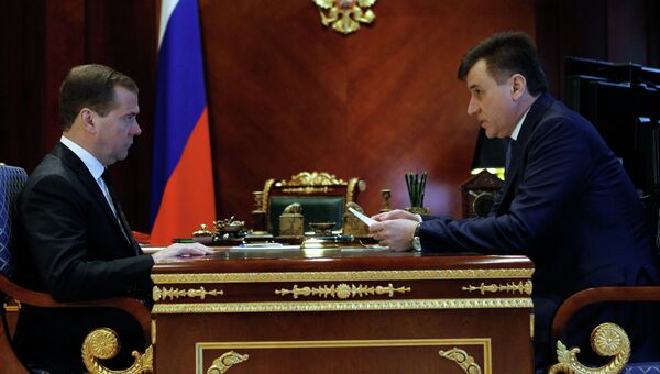 Председатель правительства РФ Дмитрий Медведев и губернатор Волгоградской области Сергей Боженов, архивное фото