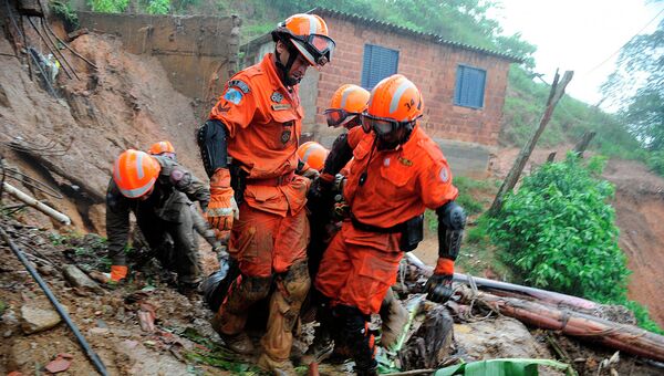 Спасатели работают на месте схода оползней в бразильском штате Рио-де-Жанейро