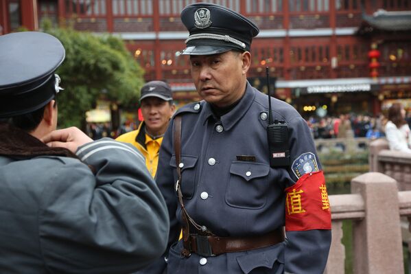 Полицейский в старм городе