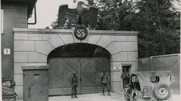 Американские войска охраняют главный вход в Дахау сразу после освобождения, 1945