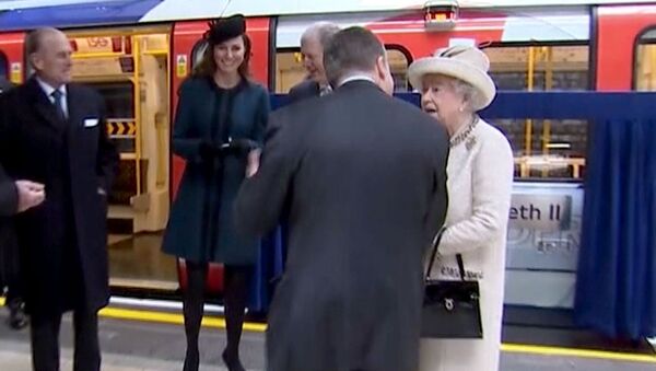Елизавете II и Кейт Миддлтон провели экскурсию по станции лондонского метро