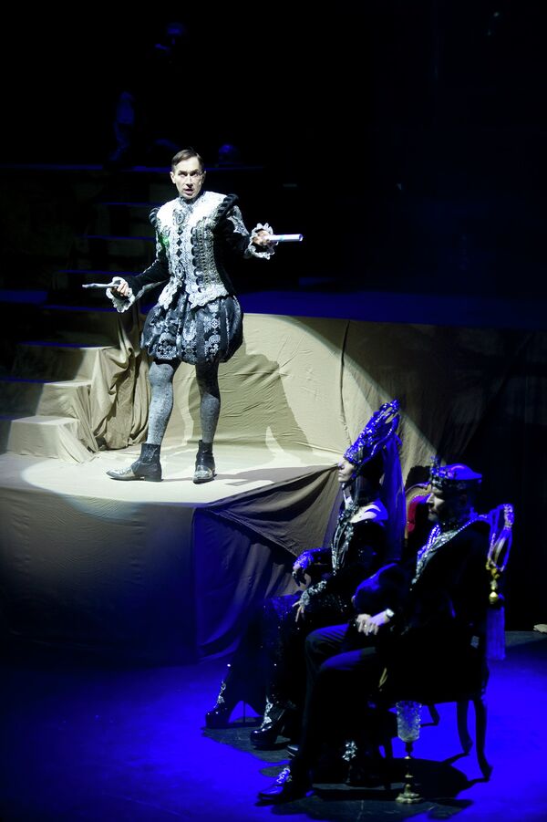 Влад Мамышев-Монро в роли Полония в спектакле по пьесе Шекспира Гамлет