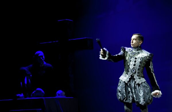 Влад Мамышев-Монро в роли Полония в спектакле по пьесе Шекспира Гамлет