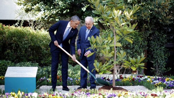 Президент США Барак Обама принимает участие в посадке дерева в резиденции президента Израиля Шимона Переса
