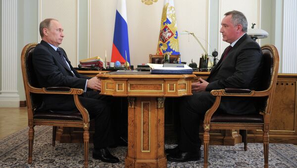 Президент России Владимир Путин и заместитель председателя правительства РФ Дмитрий Рогозин