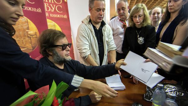 Поэт и музыкант, лидер рок-группы Аквариум Борис Гребенщиков раздает автографы во время презентации своей новой книги Трамонтана