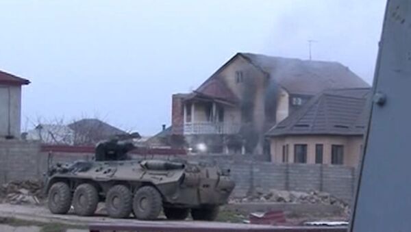 Стрельба и дым из окон: кадры штурма здания с боевиками в Дагестане