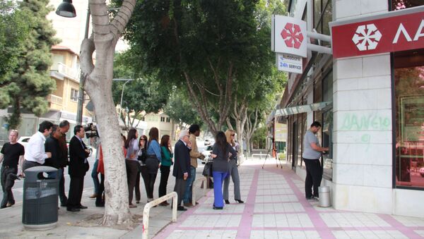 Киприоты снимают деньги с банковских счетов в Никосии