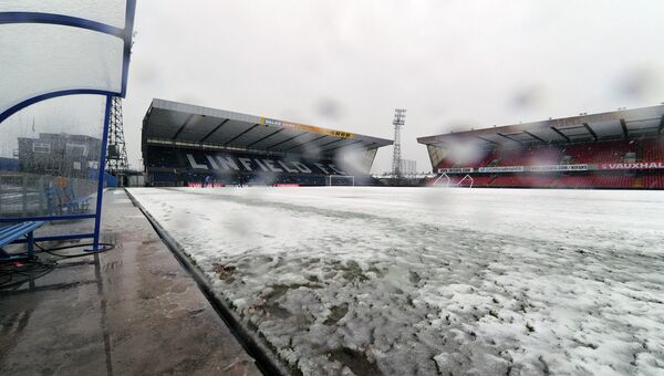 Снег на поле стадиона Виндзор Парк в Белфасте